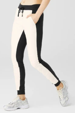 Alo Yoga High Waist Moto Puffer Pant -EQUINOX Sales W51224R 03850 b1 s1 a2 1 m131 750x 8f629d87 a4c3 4a1c 9e92 d85807023aad